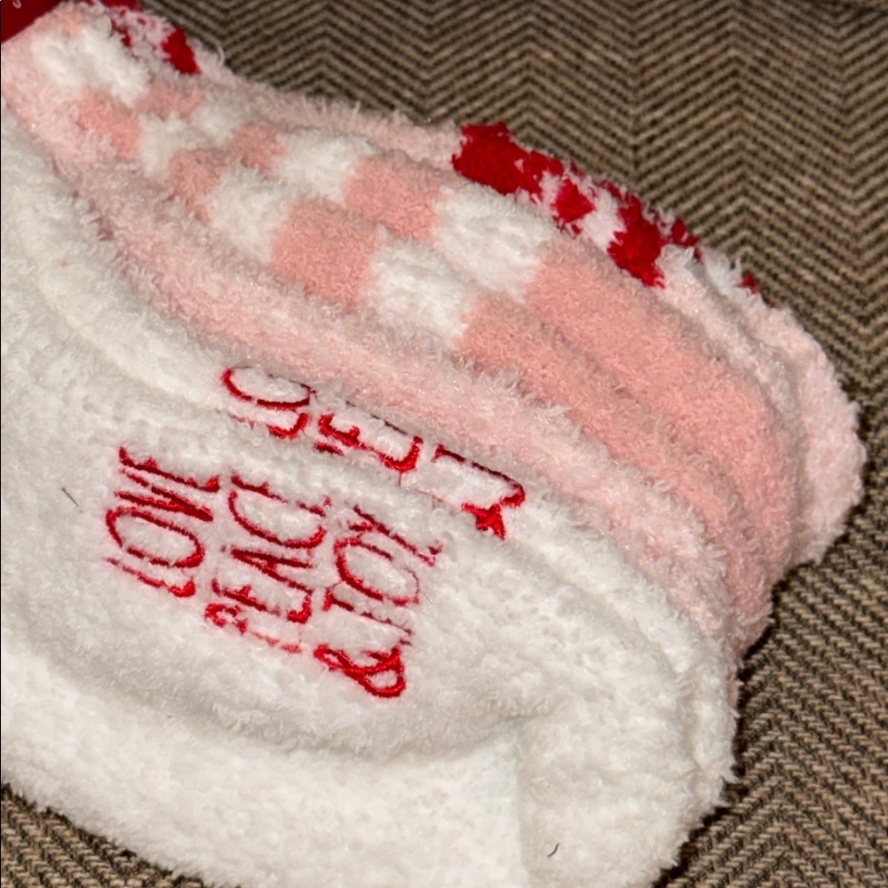 NWT Rae Dunn Christmas Holiday 4pk cozy White/Pink Cozy Socks Women’s Peace Love - Picture 2 of 6